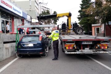 Ridicarea mașinilor staționate neregulamentar continuă în forță, pe străzile Sucevei