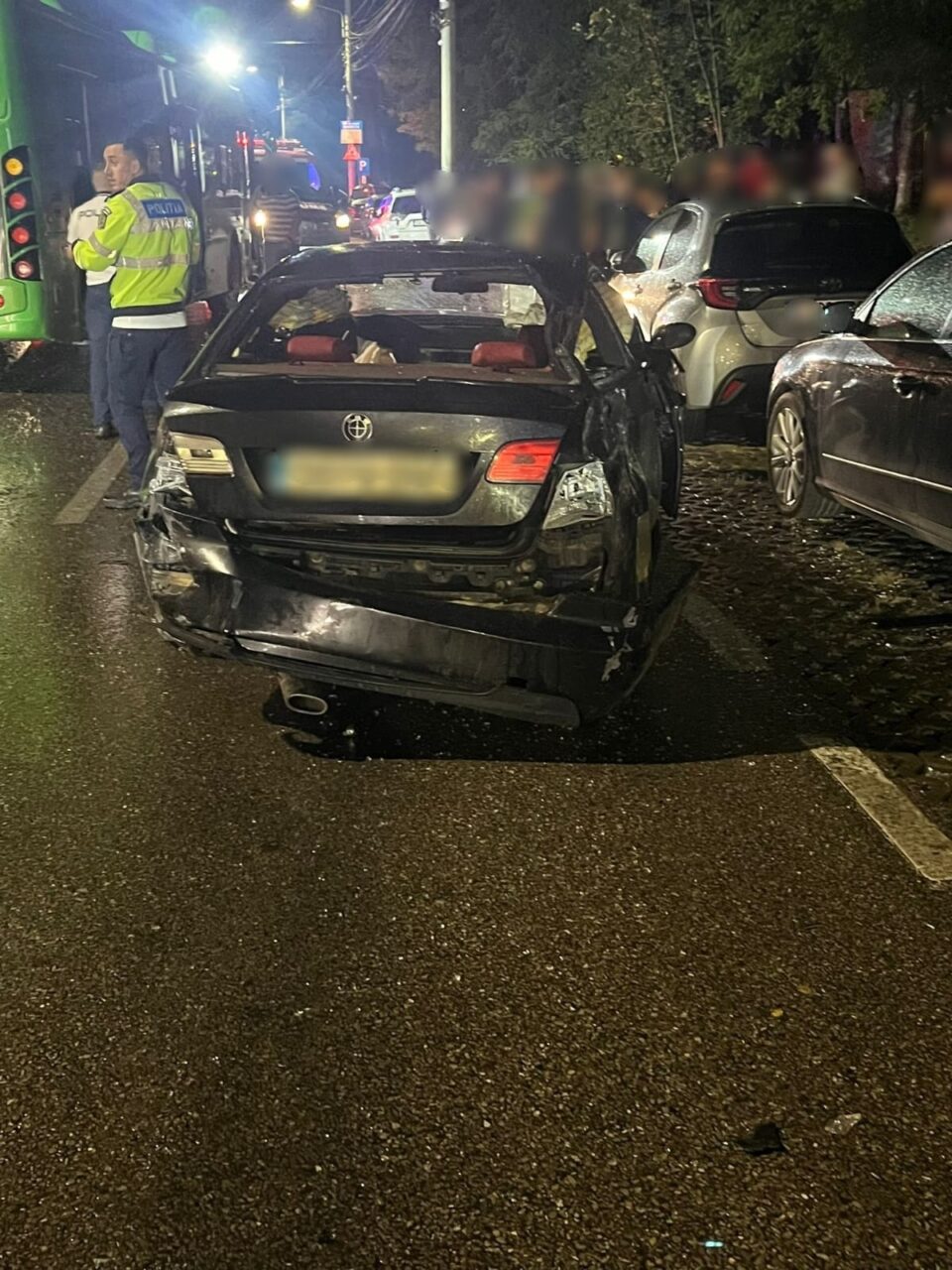 Accident violent în Suceava, cu un autoturism intrat într-un autobuz. Doi răniți si cinci mașini implicate în total