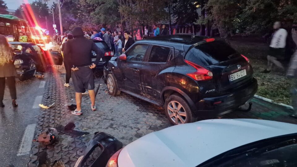 Accident violent în Suceava, cu un autoturism intrat într-un autobuz. Doi răniți și cinci mașini implicate în total
