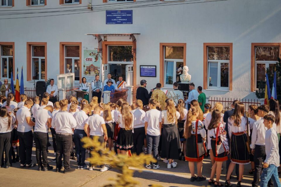 Bustul lui Orest Renei, fost prefect de Rădăuți, a fost dezvelit la școala din Burla