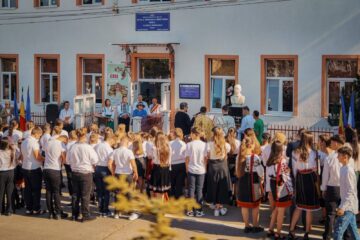 Bustul lui Orest Renei, fost prefect de Rădăuți, a fost dezvelit la școala din Burla
