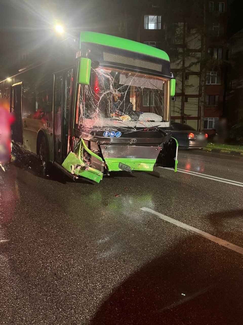 Accident violent în Suceava, cu un autoturism intrat într-un autobuz. Doi răniți si cinci mașini implicate în total
