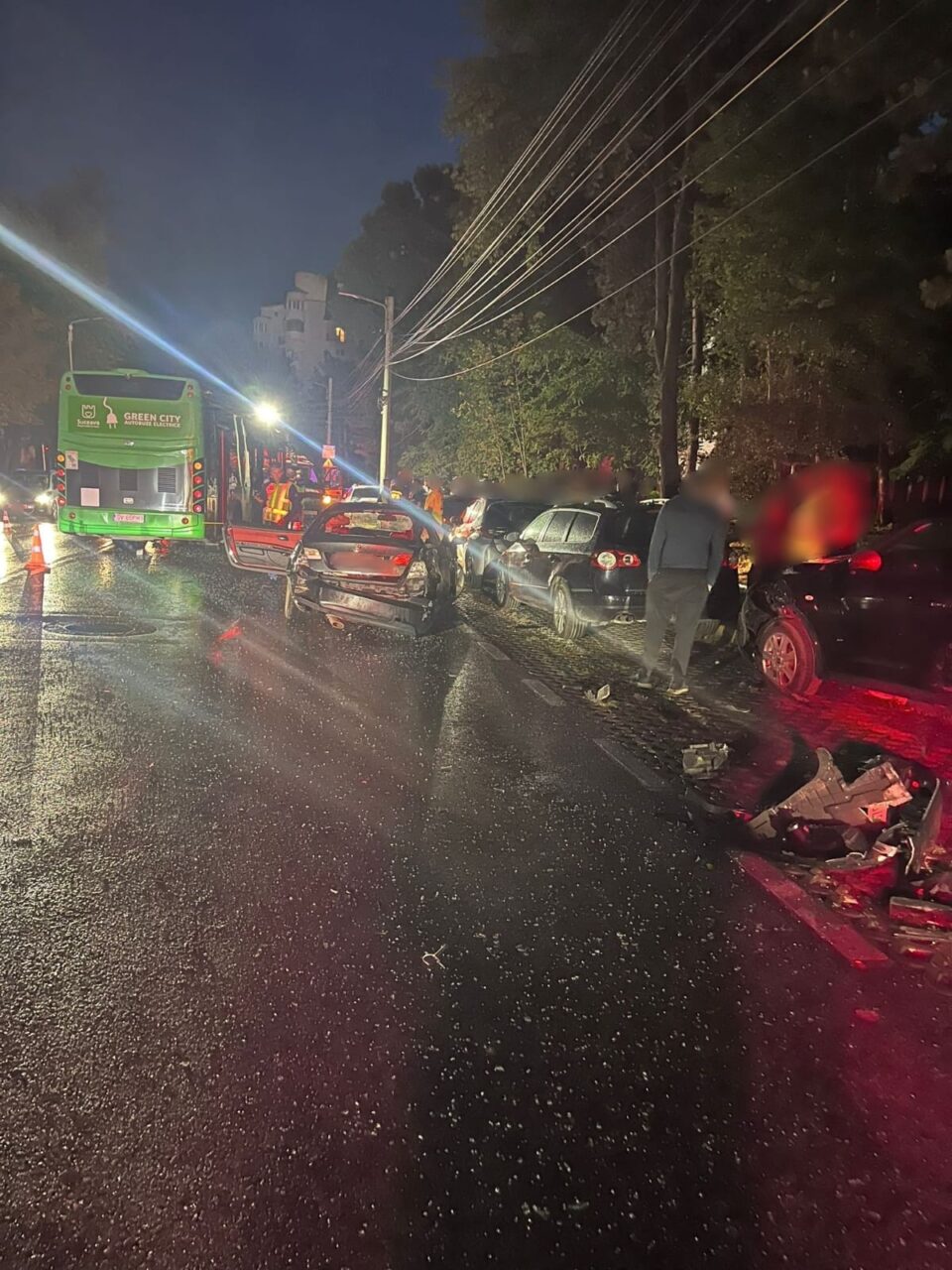 Accident violent în Suceava, cu un autoturism intrat într-un autobuz. Doi răniți si cinci mașini implicate în total