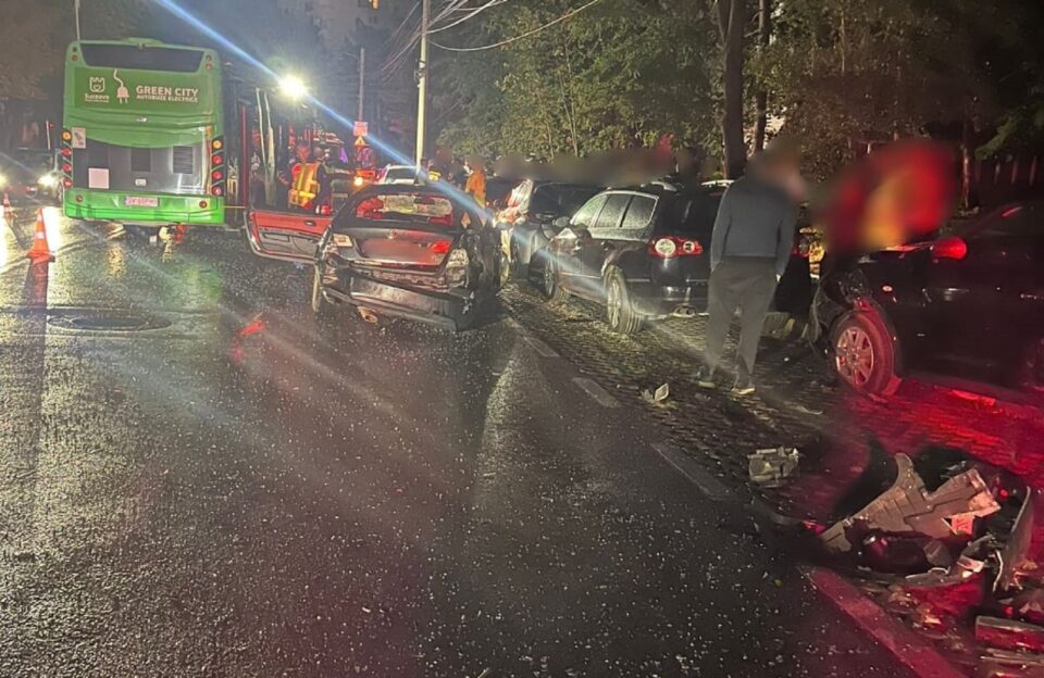 Accident violent în Suceava, cu un autoturism intrat într-un autobuz. Doi răniți si cinci mașini implicate în total