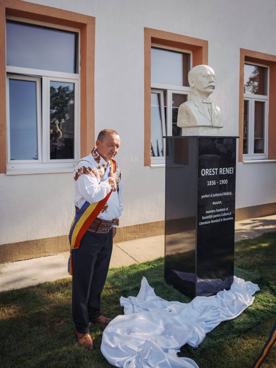 Bustul lui Orest Renei, fost prefect de Rădăuți, a fost dezvelit la școala din Burla
