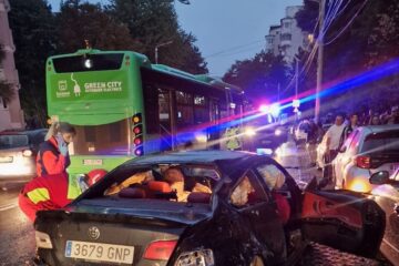 Un tânăr de 21 de ani, care nu a adaptat viteza la carosabilul ud, autorul accidentului în care a fost implicat și un autobuz al TPL Suceava