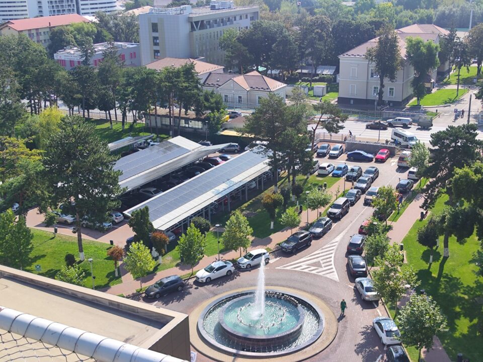 Parcare provizorie cu 220 de locuri, amenajată la Spitalul Vechi din Suceava