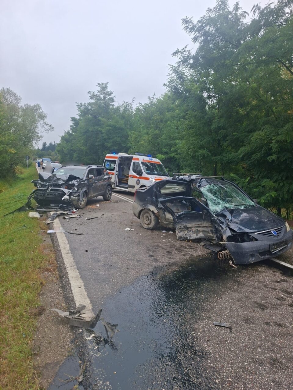 Accident mortal la Păltinoasa, după ce două Dacii s-au ciocnit violent