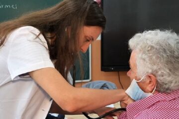 100 de persoane din comuna Putna au fost consultate și investigate gratuit de „Caravana cu medici”