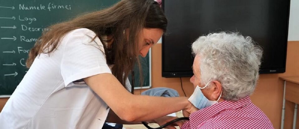 100 de persoane din comuna Putna au fost consultate și investigate gratuit de „Caravana cu medici”