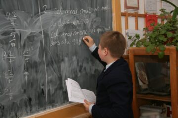 Carduri de 500 de lei pentru preșcolari și elevi nevoiași, și în acest an școlar. Vezi când se depun cererile