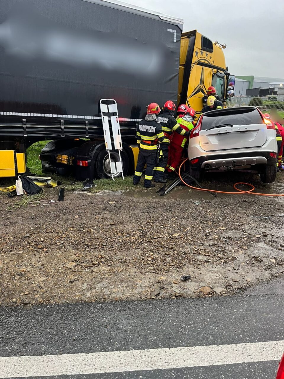 O femeie moartă, trei tinere cu leziuni grave, după un impact devastator între un autoturism și un autotren