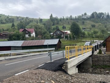 Primăria Vatra Moldoviței a finalizat modernizarea a trei drumuri și construcția a două poduri în satul Paltinu