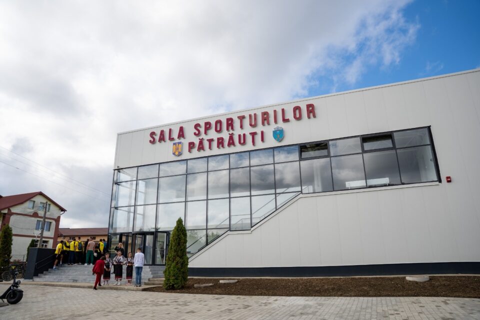 Liderii județeni au participat la inaugurarea noii săli de sport din comuna Pătrăuți