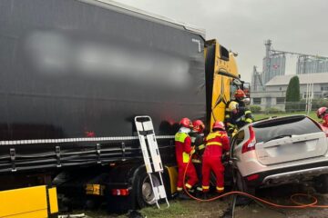 O femeie moartă, trei tinere cu leziuni grave, după un impact devastator între un autoturism și un autotren