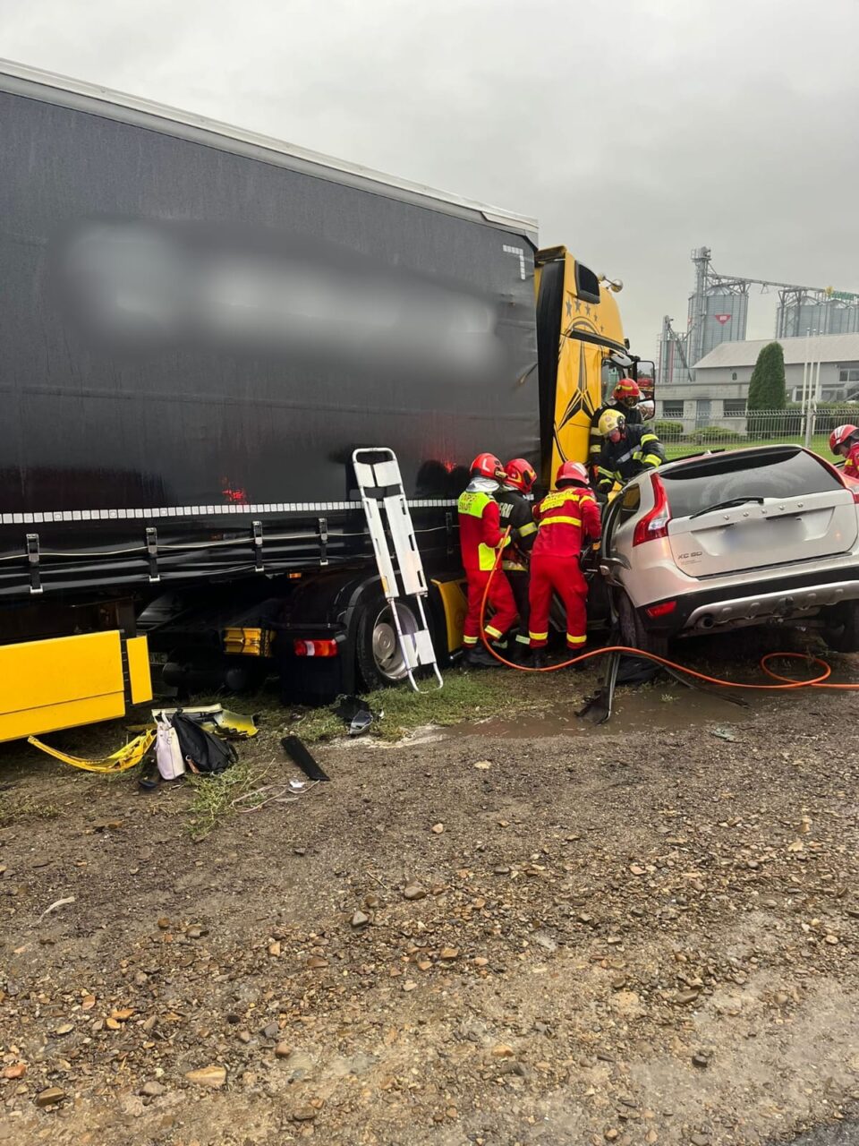 O femeie moartă, trei tinere cu leziuni grave, după un impact devastator între un autoturism și un autotren