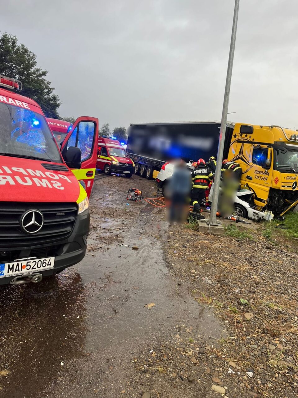 O femeie moartă, trei tinere cu leziuni grave, după un impact devastator între un autoturism și un autotren
