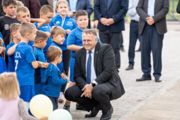 Vicepreședintele CJ Suceava, alături de primarul din Pătrăuți la inaugurarea Sălii Sporturilor și premierea „cuplurilor de aur”