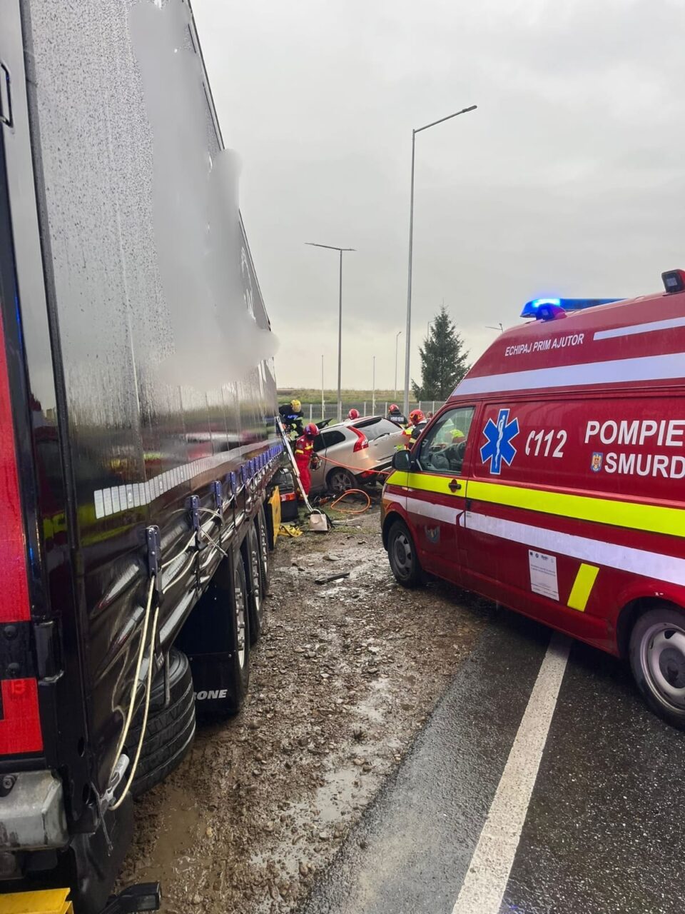 O femeie moartă, trei tinere cu leziuni grave, după un impact devastator între un autoturism și un autotren