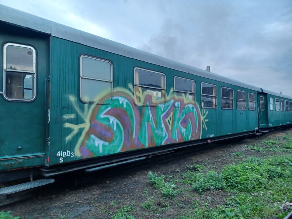 Trenul de Putna și vagoane ale mocăniței de la Moldovița, mâzgălite de ”artiștii” în grafitii