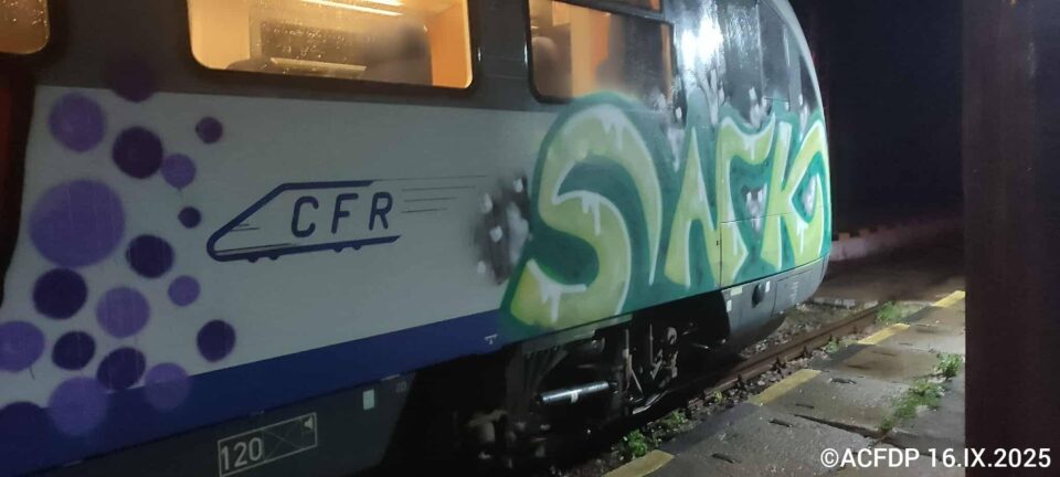 Trenul de Putna și vagoane ale mocăniței de la Moldovița, mâzgălite de ”artiștii” în grafitii