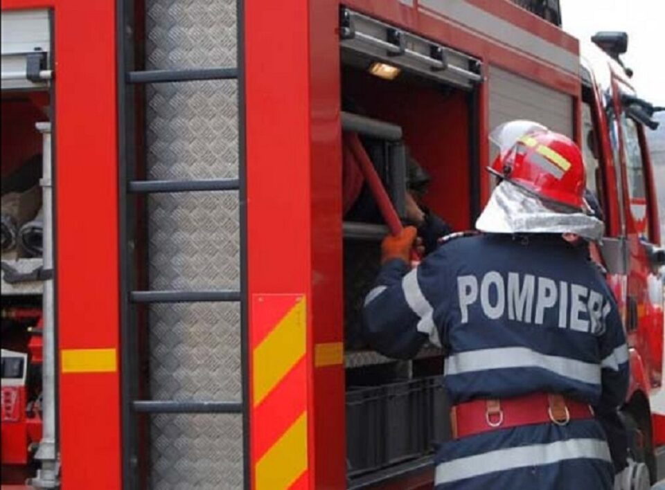Doi copii care s-au jucat cu focul au incendiat peste 100 de baloți de paie