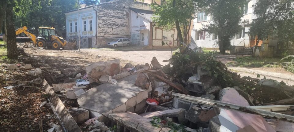 Campania de demolare a garajelor a ajuns în centrul Sucevei