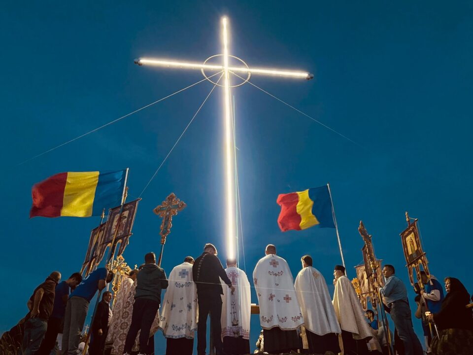 Sfințirea Crucii de pe Dealul Observatorului din Cumpărătura – semn de credință și jertfă