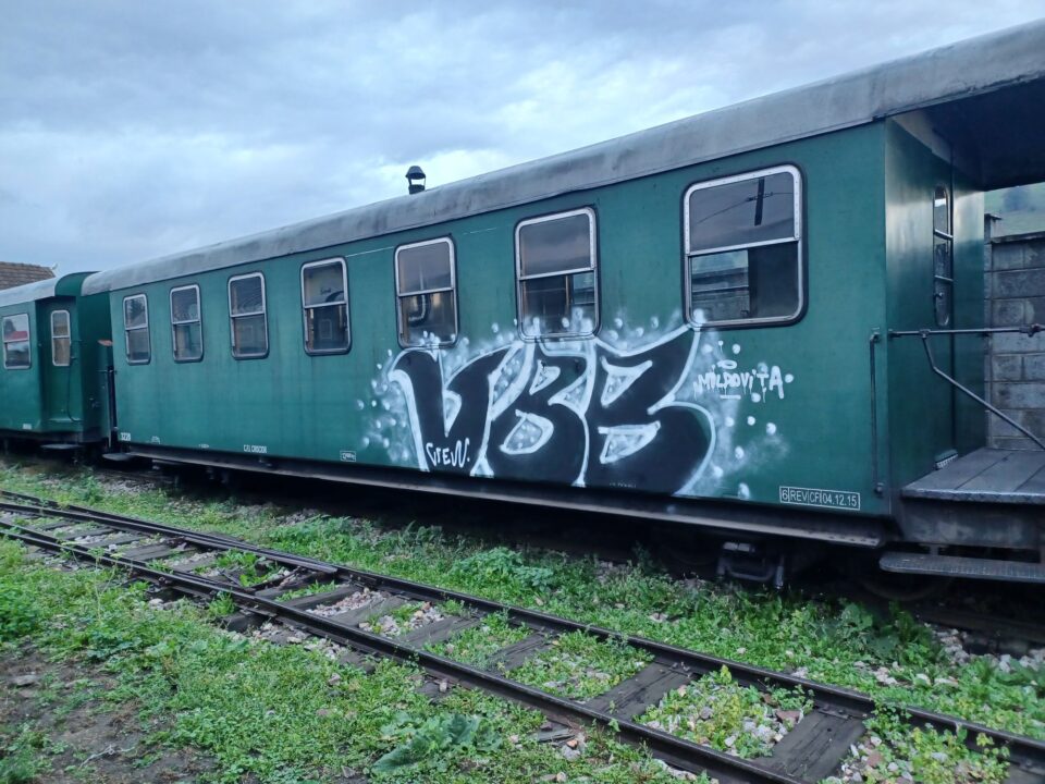Trenul de Putna și vagoane ale mocăniței de la Moldovița, mâzgălite de ”artiștii” în grafitii