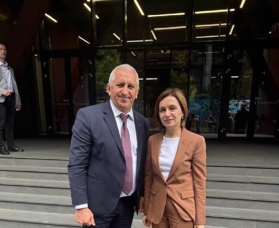 Primarul din Vicovu de Sus, Vasile Iliuț, și președintele Republicii Moldova, Maia Sandu