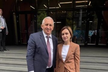 Primarul din Vicovu de Sus, Vasile Iliuț, și președintele Republicii Moldova, Maia Sandu