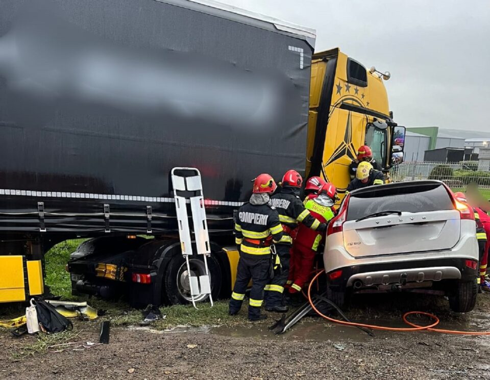 Adolescenta de 15 ani, rănită grav în accidentul rutier de la Pătrăuți, a pierdut lupta pentru viață