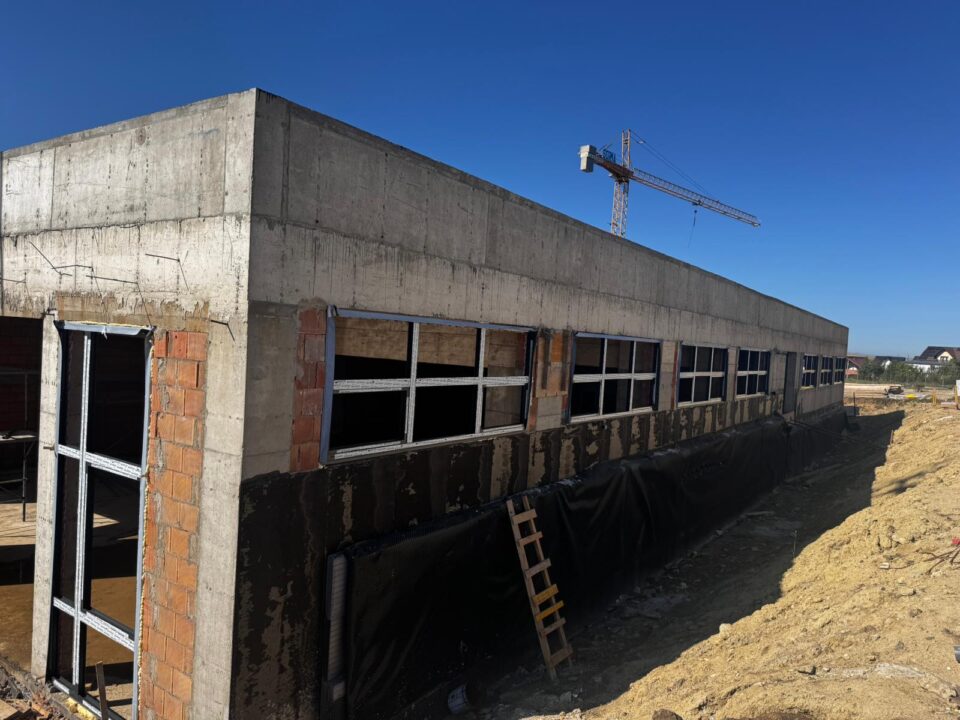 Cu o experiență de 26 de ani în domeniu, constructorii de la Frasinul lucrează în forță la noul campus USV de la Moara