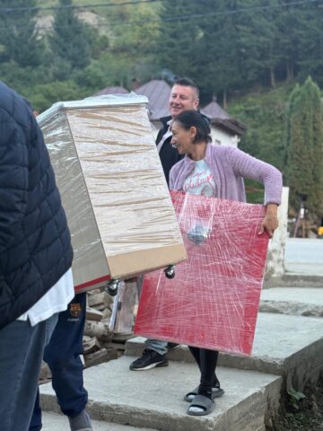 USR Suceava aduce speranța la Broșteni, cu un sprijin concret pentru familia Murariu, grav afectată de inundațiile devastatoare