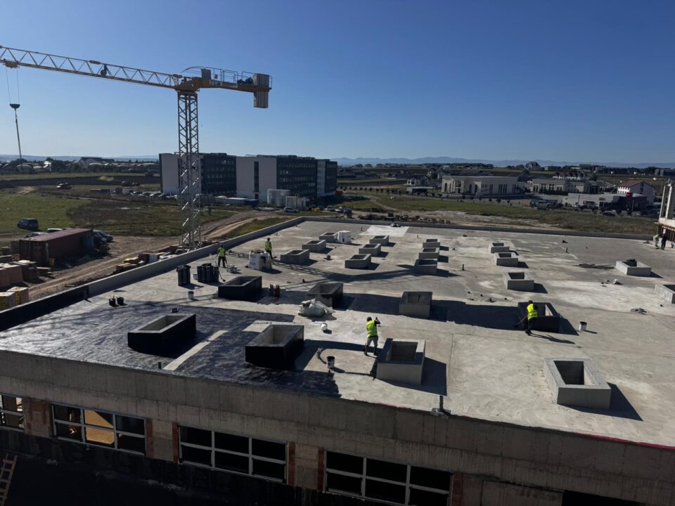 Cu o experiență de 26 de ani în domeniu, constructorii de la Frasinul lucrează în forță la noul campus USV de la Moara