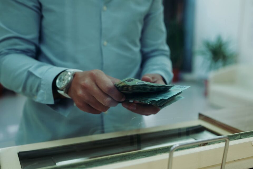 Cum să obții bani simplu și rapid de la BSG Amanet & Exchange – Firma NR.1 de Amanet și Schimb Valutar din România*