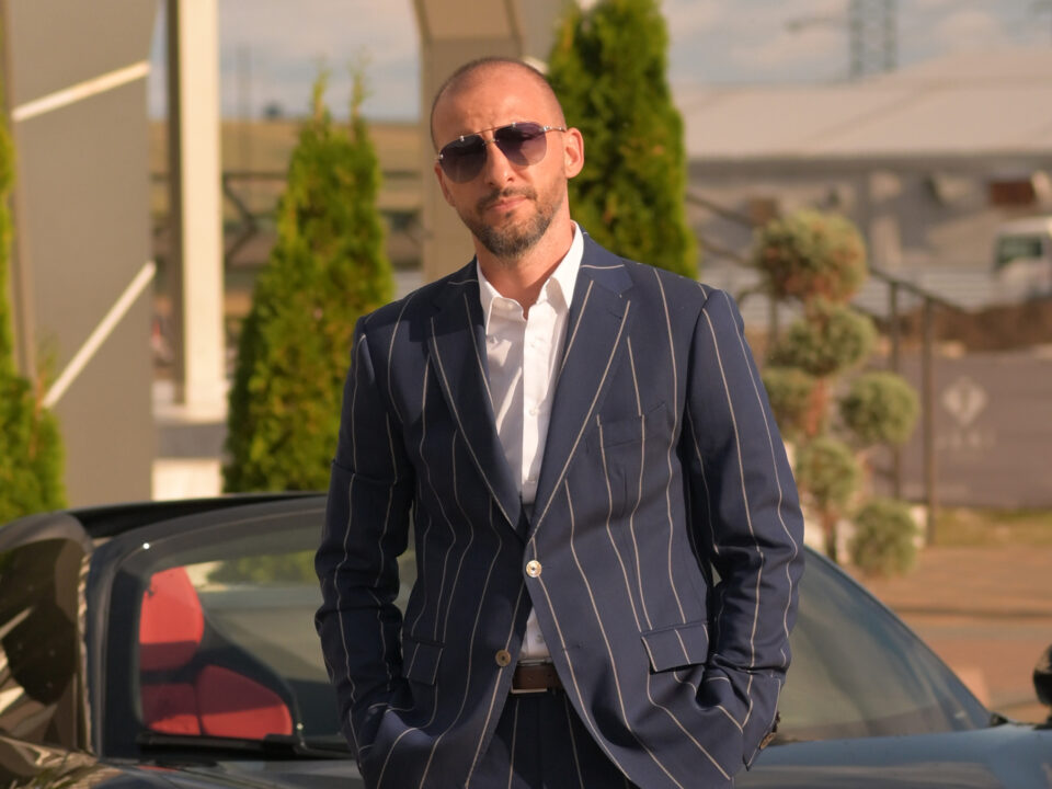 Andrei Mandachi este fratele geamăn al fondatorului Spartan, Ștefan Mandachi, este de profesie avocat și are investiții în domeniul imobiliar, în retail și Horeca