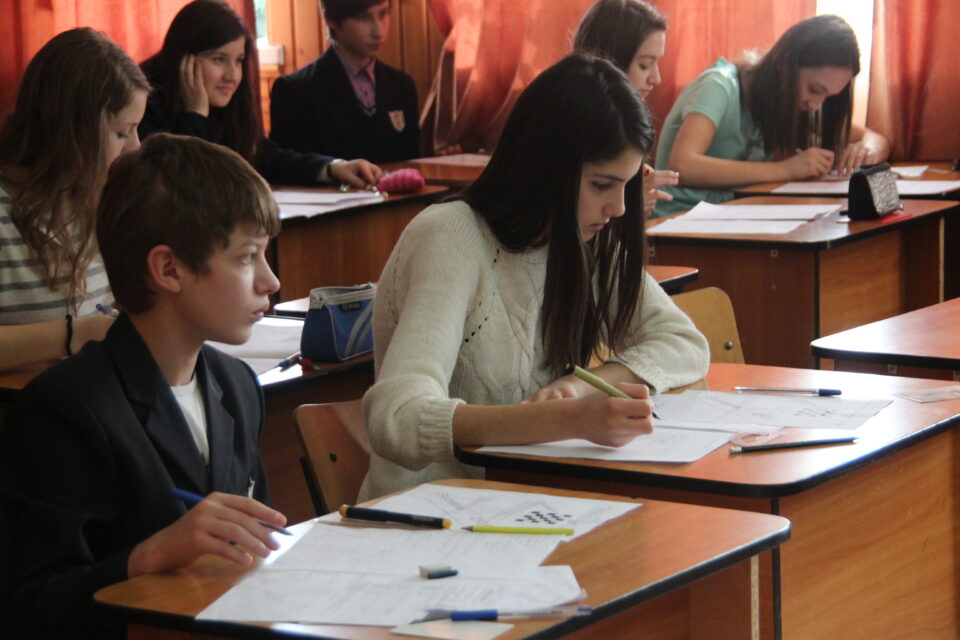Școlile primesc dosarele pentru burse. Între 300 și 700 de lei/lună pentru elevii beneficiari