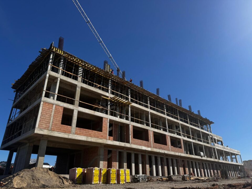 Cu o experiență de 26 de ani în domeniu, constructorii de la Frasinul lucrează în forță la noul campus USV de la Moara