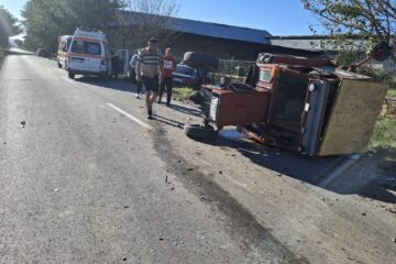Tractor răsturnat de un BMW, care după impact s-a oprit într-un gard