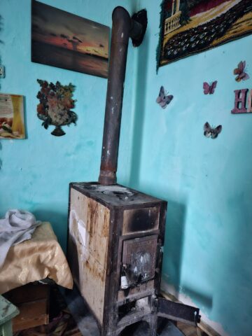 Surorile Camelia și Oana din Sucevița, abandonate de mamă, dar sprijinite de oameni inimoși, vor avea în sfârșit o casă