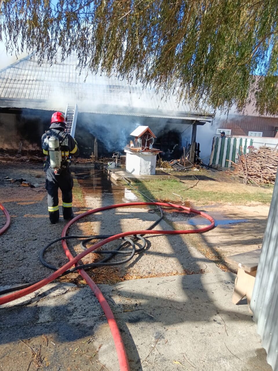 Un incendiu amplificat de vânt a distrus o gospodărie. Proprietarul a ajuns la spital, cu arsuri