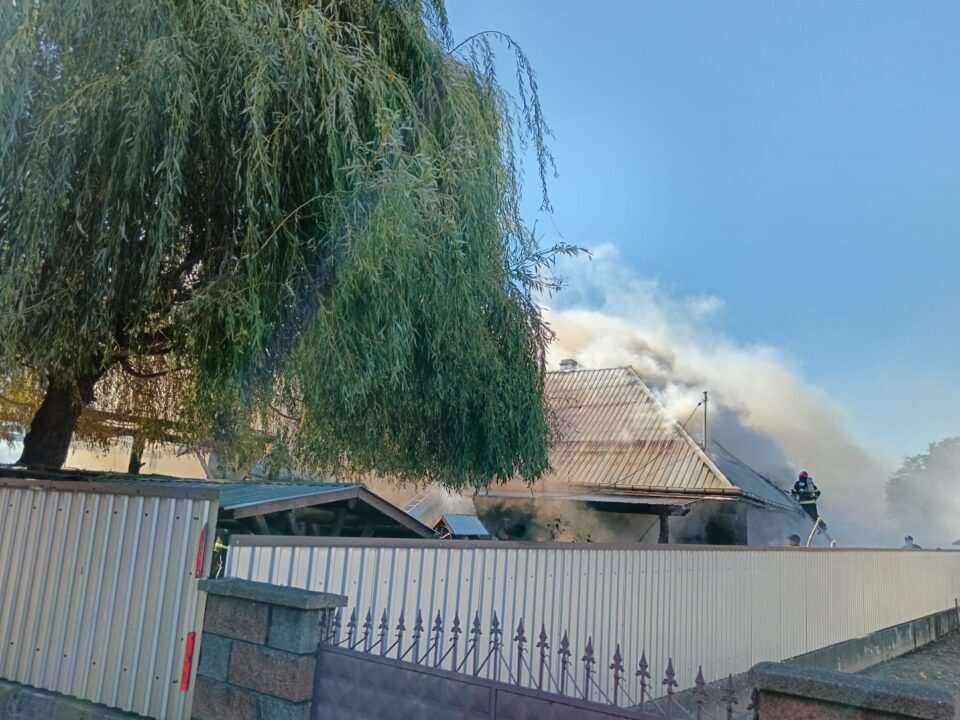 Un incendiu amplificat de vânt a distrus o gospodărie. Proprietarul a ajuns la spital, cu arsuri