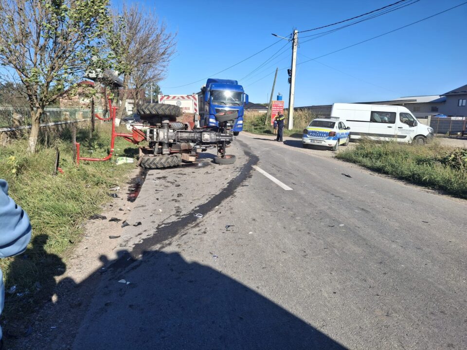Tractor răsturnat de un BMW, care după impact s-a oprit într-un gard