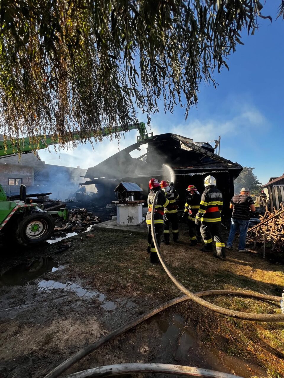 Un incendiu amplificat de vânt a distrus o gospodărie. Proprietarul a ajuns la spital, cu arsuri