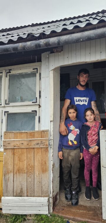 Surorile Camelia și Oana împreună cu tatăl lor