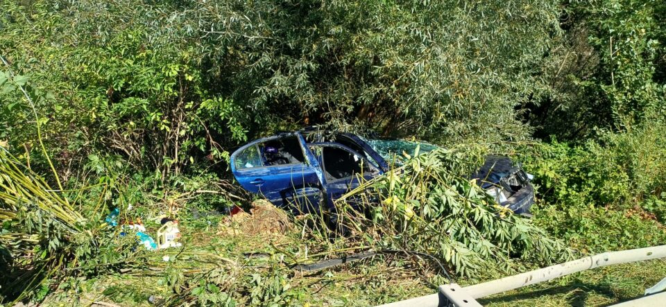 O mașină a ieșit violent în decor, la Ilișești. Un bărbat a fost găsit încarcerat în mașină, fără funcții vitale