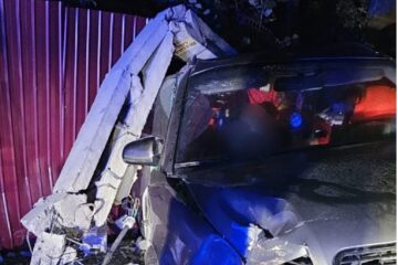 Bărbat mort după ce mașina cu care circula a intrat într-un stâlp