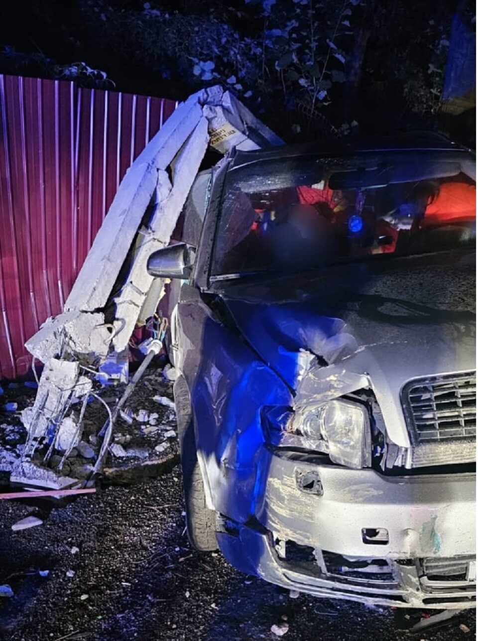 Bărbat mort după ce mașina cu care circula a intrat într-un stâlp
