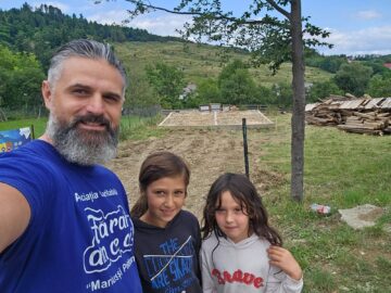 Surorile, alături de Marius Simionică